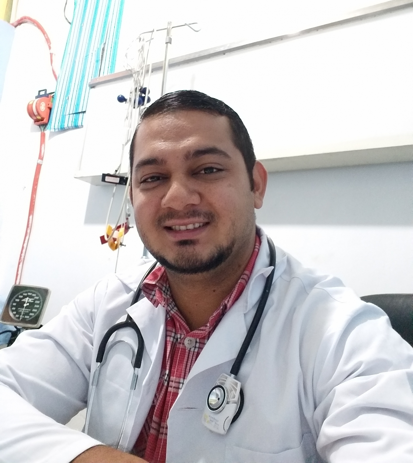 Doctor Especialista Byron Alexis Velasquez Flores
